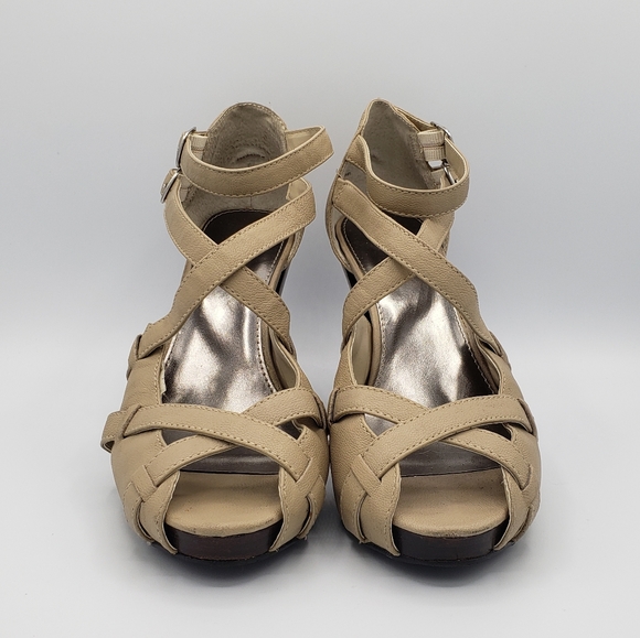 Kristin Davis Tan Leather Platform Heels - Picture 9 of 9